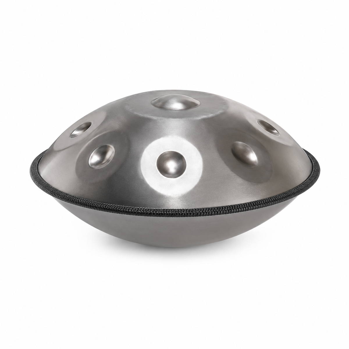 Handpan doré posé sur les genoux d'un joueur
